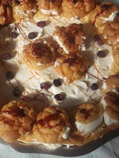 Una foto de Tarta de Saint Honore o de profiteroles