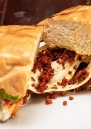 Una foto de Torta de chorizo con queso oaxaca