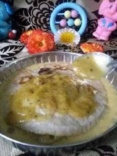 A picture of Banana Oats Dosa With Topping And Bottoming.