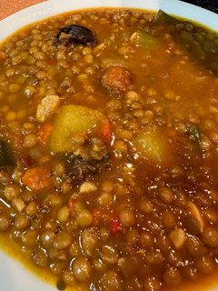 Una foto de Lentejas con patatas y morcilla
