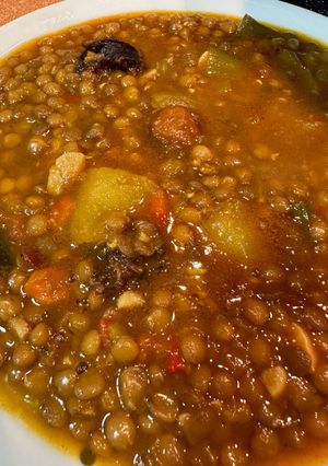 Una foto de Lentejas con patatas y morcilla