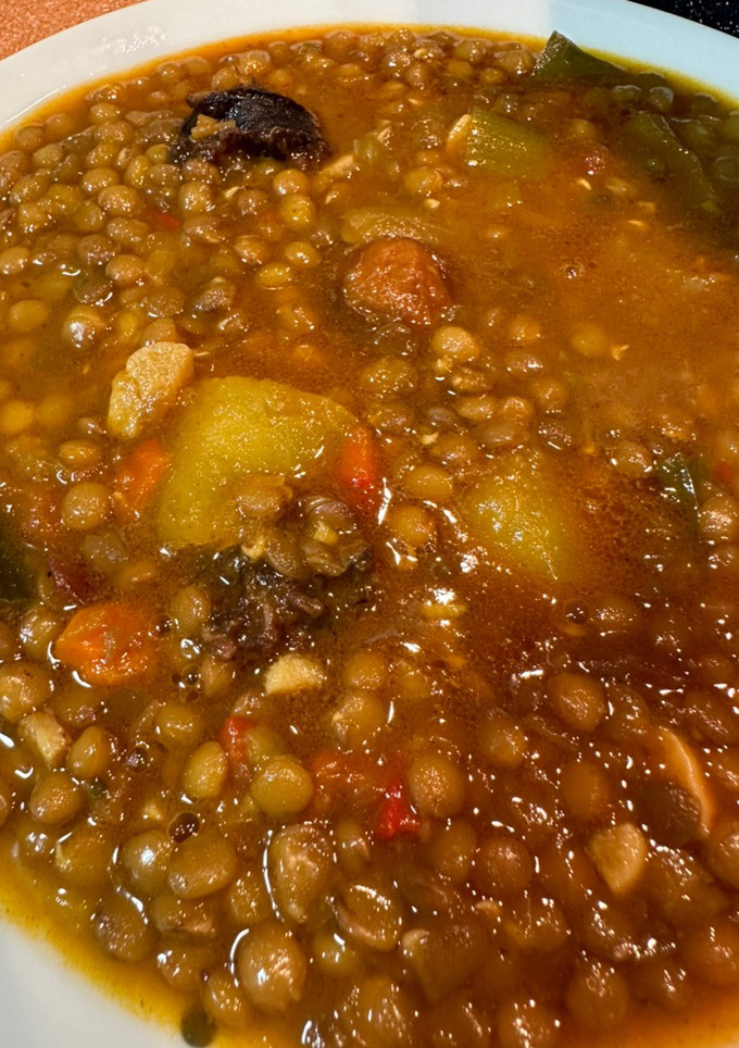 Una foto de Lentejas con patatas y morcilla