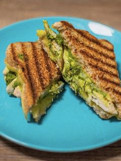 Una foto de Sándwich de pollo al pesto