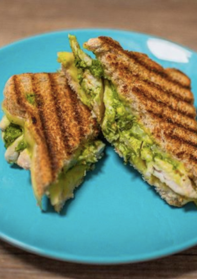 Una foto de Sándwich de pollo al pesto