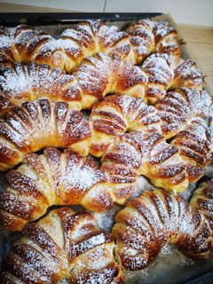 O poză a rețetei Cornuri pufoase cu mascarpone umplute cu mere, nutella și rahat.