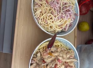 Une photo de Pâtes à la crème et bacon / Pâtes à la crème et poulet