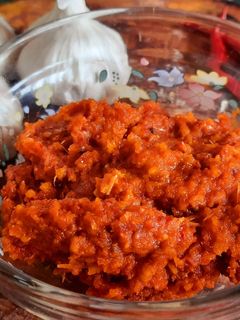 স্পাইসি চিলি গার্লিক চাটনি(Spicy chilli garlic chutney recipe in Bengali) রেসিপির প্রধান ছবি