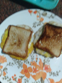 சீஸ் பிரட் ஆம்லெட் சான்விச் (Cheese bread omelette sandwich recipe in tamil) செய்முறை முக்கிய புகைப்படம்