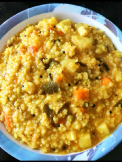 वेजिटेबल दलिया खिचडी (Vegetable daliya khichdi recipe in Hindi) रेसिपी मुख्य फोटो