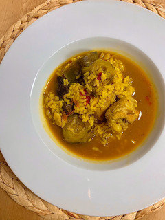Una foto de Arroz caldoso con pollo y alcachofas súper fácil