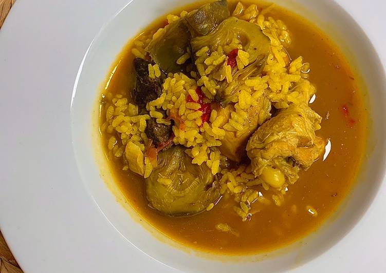 Arroz caldoso con pollo y alcachofas súper fácil