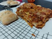 Una foto de pasta con queso cottage