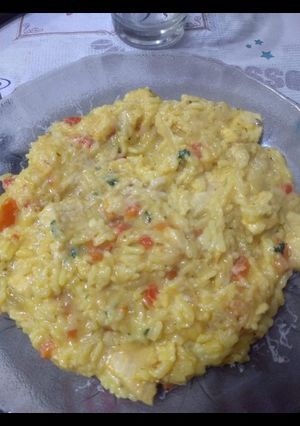 Una foto de Arroz amarillo con pollo, sabroso y cremoso