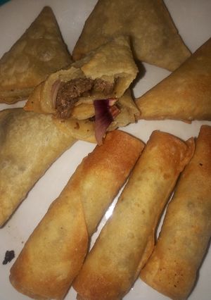 A picture of Semolina spring roll and samosa wrap. 👍🤩.