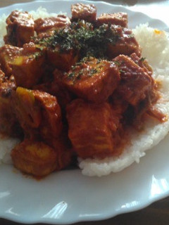 Una foto de "Pollo" Vegano Tikka Masala en cuencos de arroz