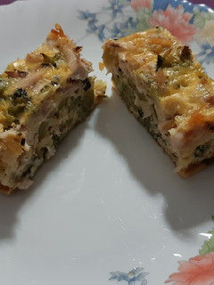 Una foto de Pastel de brócoli y calabacín con pollo