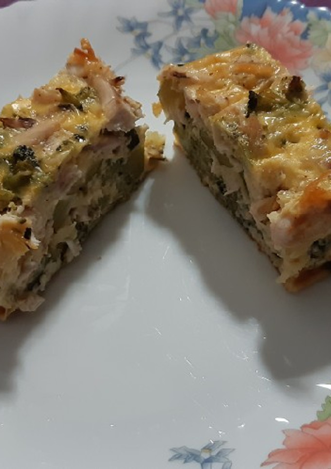Una foto de Pastel de brócoli y calabacín con pollo