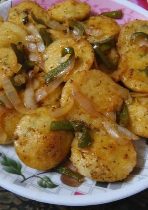मसाला तड़का इडली (Masala tadka idli recipe in Hindi) रेसिपी मुख्य फोटो