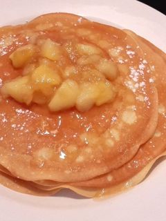 Una foto de Panquecas con mermelada de durazno
