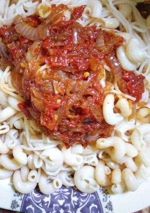 Farar macaroni da taliya tare da sauce in albasa ainihin hoton girkin