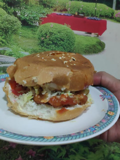 आलू टिक्की बर्गर (Aloo tikki burger recipe in hindi) रेसिपी मुख्य फोटो