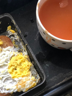 A picture of Tomato soup and Fried Egg -Bread.