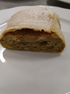Una foto de Pastel de pollo con especias y frutos secos