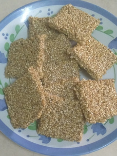 તલ ની ચિક્કી (Til Chikki Recipe In Gujarati) રેસીપી મુખ્ય ફોટો