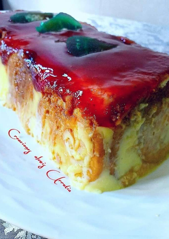 Una foto de Pudin de galletas con fresas y flan instantáneo de vainilla