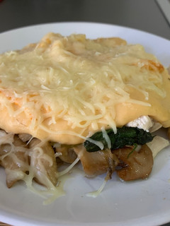 Foto principal de Espinacas, setas de primavera y pollo con bechamel