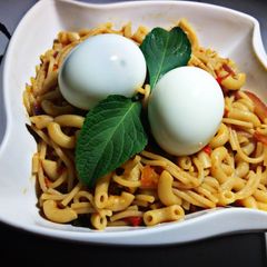 A picture of Macroni and spaghetti with egg.