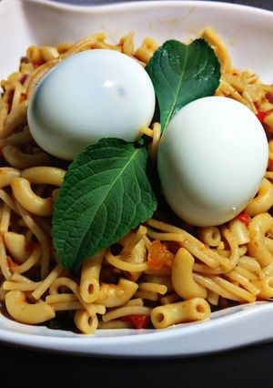 A picture of Macroni and spaghetti with egg.
