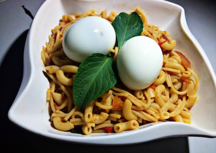 Macroni and spaghetti with egg