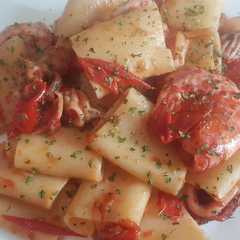 A picture of Paccheri allo scoglio.