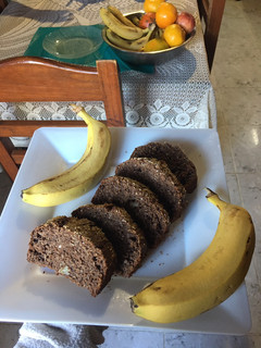 Una foto de Budín de cacao amargo, banana y nuez
