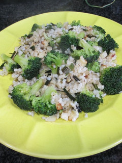 Una foto de Ramilletes de brócoli con arroz integral y ajetes - veggie 🥦