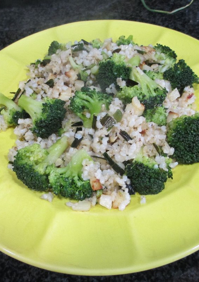 Una foto de Ramilletes de brócoli con arroz integral y ajetes - veggie 🥦