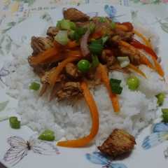 Una foto de Arroz salteado con pollo agridulce y verduras🍜