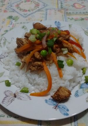 Una foto de Arroz salteado con pollo agridulce y verduras🍜