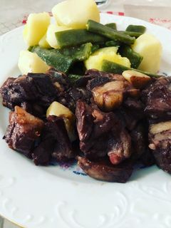Una foto de Judías verdes con patatas y cordero con ajos y vino