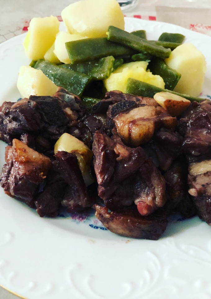 Una foto de Judías verdes con patatas y cordero con ajos y vino