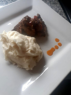 Una foto de Carne a la olla con puré de papas 🥩🥔