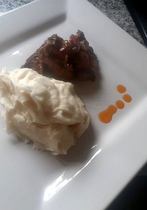 Una foto de Carne a la olla con puré de papas 🥩🥔