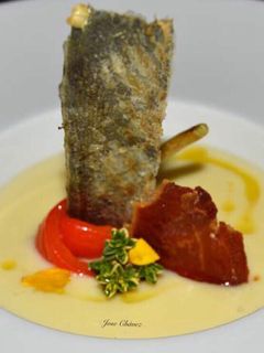 Una foto de Crema de bacalao y papas negras con su guarnición