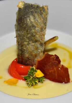 Foto principal de Crema de bacalao y papas negras con su guarnición