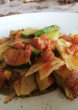 Foto di Lasagne Spezzettate con Zucchine, Salsiccia Fresca e Pelati