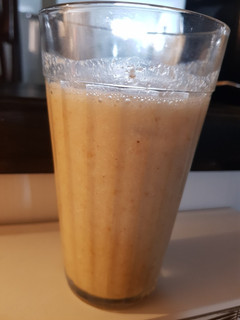 Una foto de Licuado de frutas con salvado de trigo y sésamo 🤩