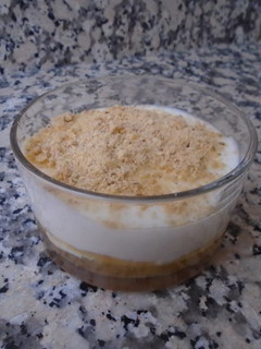Una foto de Vasito de yogur con compota de manzana y galleta
