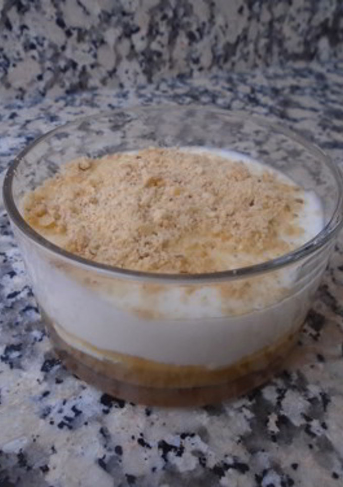 Una foto de Vasito de yogur con compota de manzana y galleta