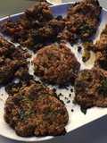 Galettes de porc épicées aux fanes de radis, herbes et tomate